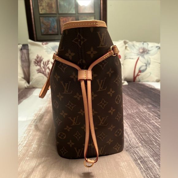SOLD Louis Vuitton Monogram Neverfull MM Handbag - Picture 5 of 15